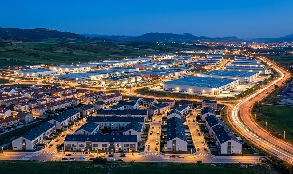 Vista del municipio de Orcoyen (Orkoien) mezclando zona residencial e industrial cerca de Pamplona